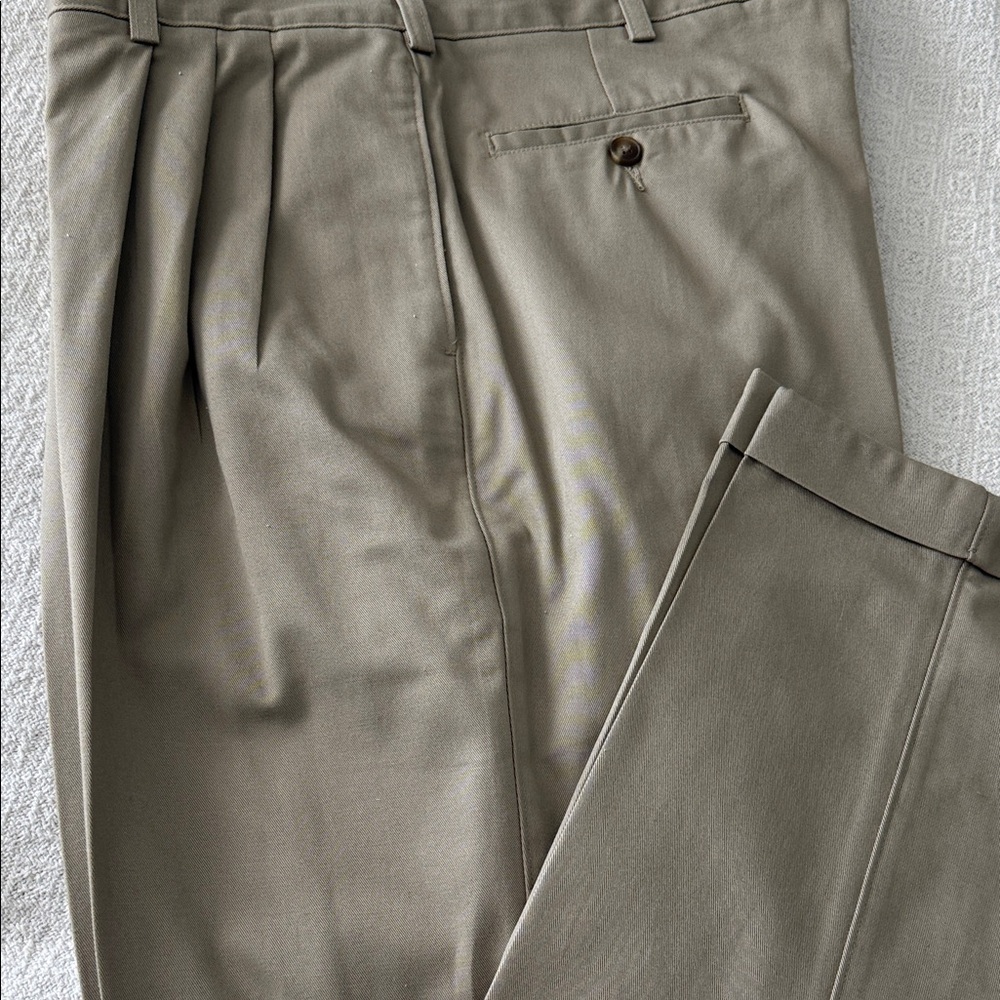 Roundtree & Yorke Men’s Dress Pants in Tan/Dress Khaki